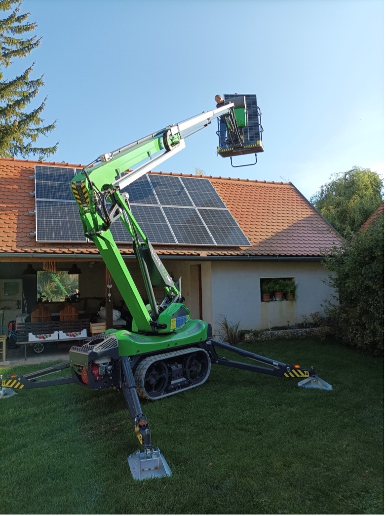 Pracovní plošiny Leguan při montáži Fotovoltaických elektráren na střechách budov